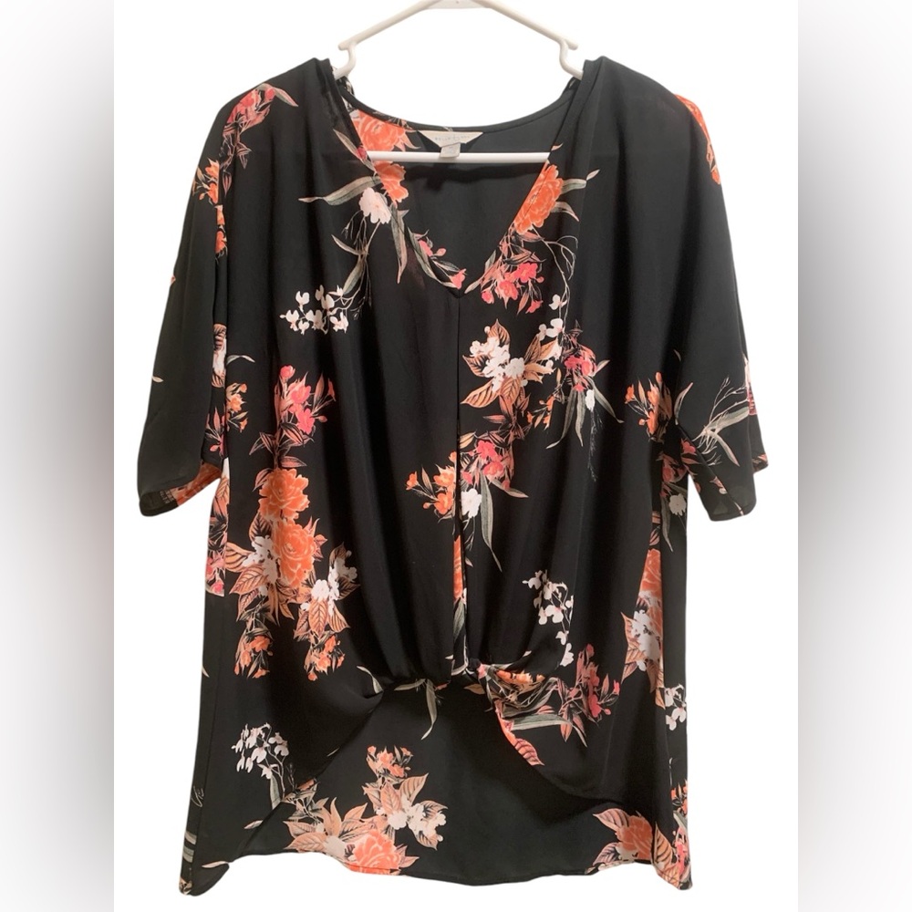 Summer chic! Black orange coral floral flowy twist front short sleeve top